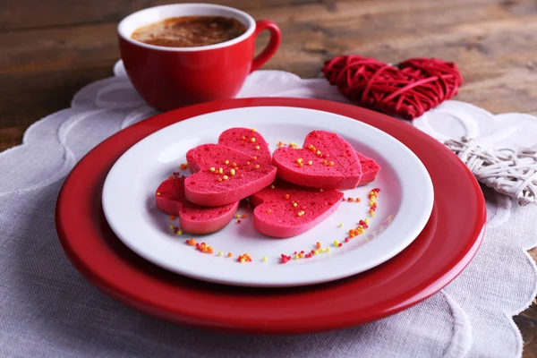 Biscuits coeur avec tasse de café — Photo