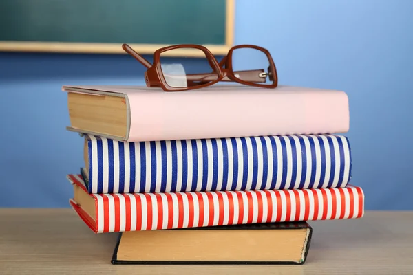 Stapel boeken met glazen — Stockfoto