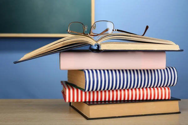 Bücherstapel mit Brille — Stockfoto