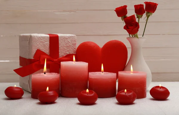 Regalo romántico con velas, concepto de amor — Foto de Stock