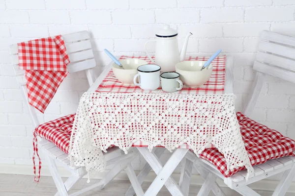 Sedie in legno e tavolo in cucina accogliente — Foto Stock