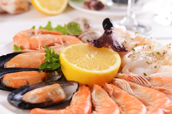 Makanan laut lezat di piring di atas meja close-up — Stok Foto