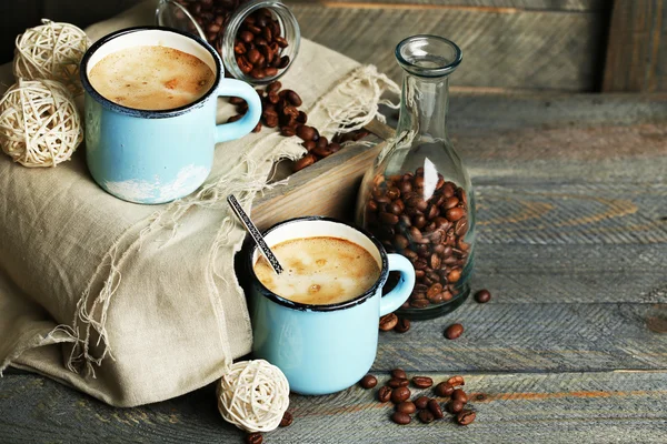 Belle composition avec savoureux cappuccino sur table en bois — Photo