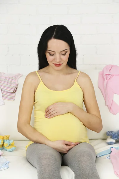 Unga gravid kvinna avkopplande soffan, närbild — Stockfoto