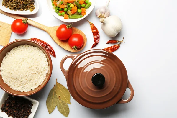 Ingredientes alimentarios y utensilios de cocina para cocinar aislados en blanco — Foto de Stock