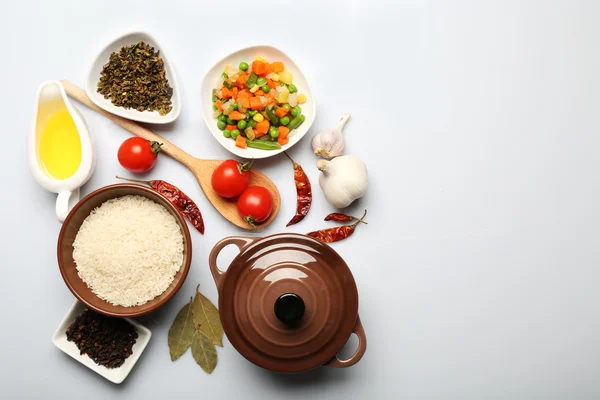 Składniki żywności i naczynia do gotowania, na białym tle — Zdjęcie stockowe