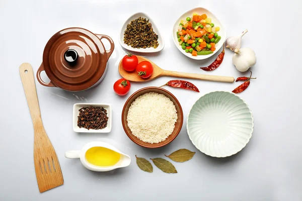 Ingredientes alimentarios y utensilios de cocina para cocinar aislados en blanco — Foto de Stock