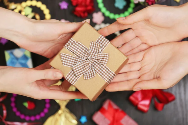 Mani femminili che tengono il regalo primo piano — Foto Stock
