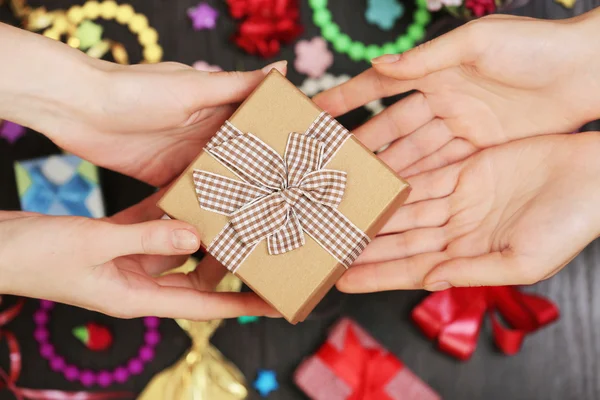 Weibliche Hände halten Geschenk in Nahaufnahme — Stockfoto