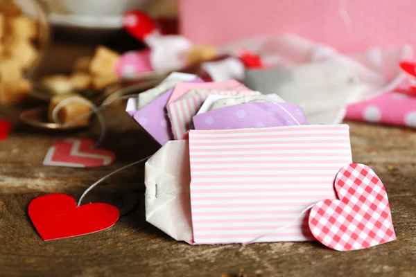 Etiquetas de la bolsa de té en forma de corazón sobre fondo de madera — Foto de Stock