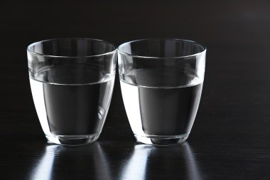 İki bardak su ahşap arka plan üzerinde