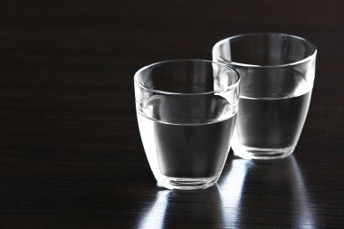 İki bardak su ahşap arka plan üzerinde