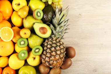 Ahşap masa üzerinde egzotik meyve çeşitleri