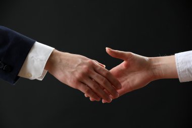 İş karşılıklı koyu arka plan üzerinde