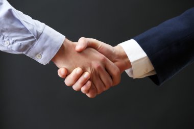 İş karşılıklı koyu arka plan üzerinde