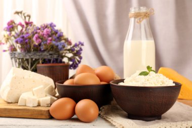 Ekmek ve kumaş arka plan üzerinde masaya kuru çiçek ile lezzetli süt ürünleri