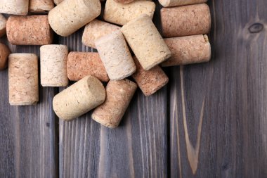 şarap mantarları ahşap arka planda