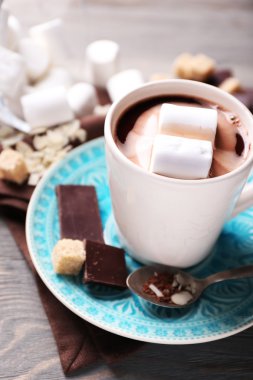 Sıcak çikolata şekerleme kupa, renk ahşap arka plan üzerinde