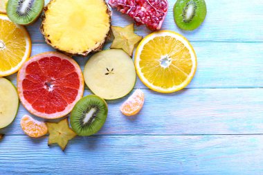 Meyveler masanın üstünde, dilimlenmiş yakın çekim