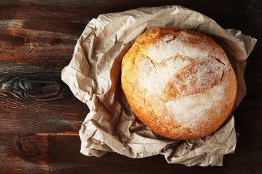 Kağıt ahşap arka plan üzerinde taze ekmek