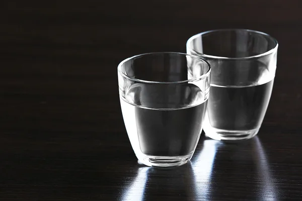 两杯水对木制背景 — 图库照片