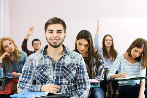 Gruppe studenter som sitter i klasserommet – stockfoto