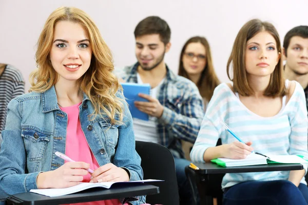 Skupina studentů sedících ve třídě — Stock fotografie