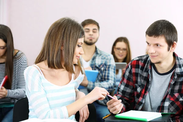 Groep studenten die in de klas zitten — Stockfoto