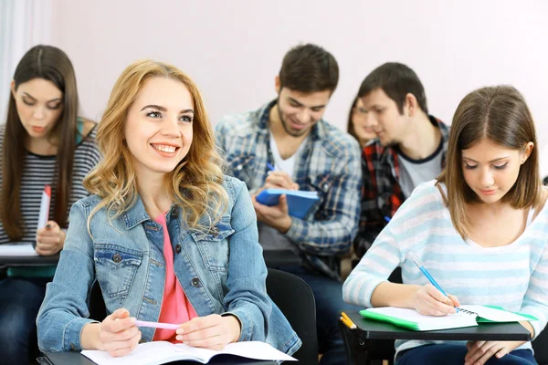 Groep studenten die in de klas zitten — Stockfoto