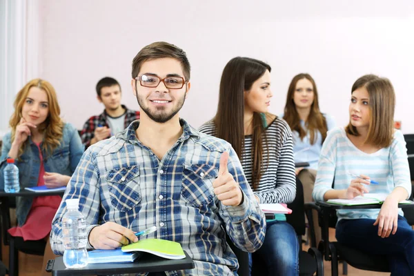 Grupo de estudiantes sentados en el aula — Foto de Stock