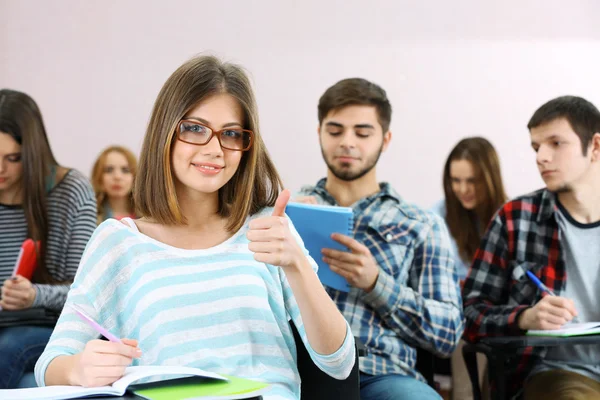 Grupo de alunos sentados em sala de aula — Fotografia de Stock