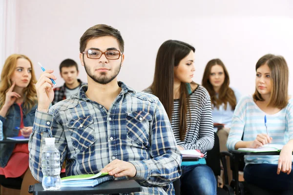 Grupo de alunos sentados em sala de aula — Fotografia de Stock