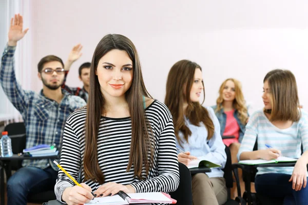 Grupo de estudiantes sentados en el aula — Foto de Stock