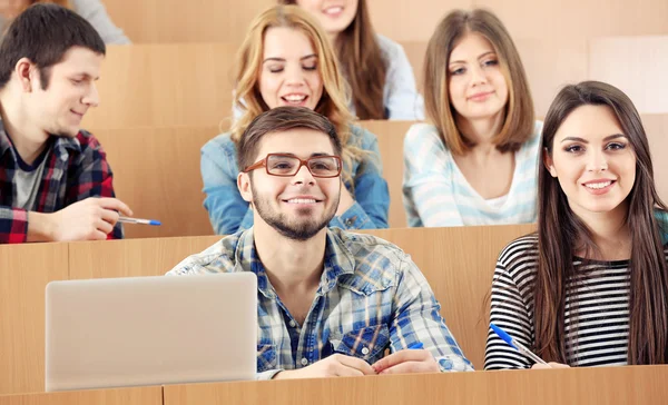 Skupina studentů sedících ve třídě — Stock fotografie