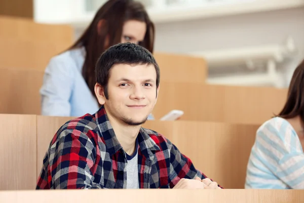 Grupp elever som sitter i klassrummet — Stockfoto