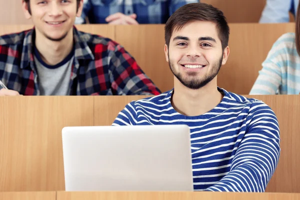 Grupo de estudiantes sentados en el aula — Foto de Stock