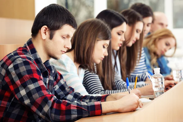 Grupo de alunos sentados em sala de aula — Fotografia de Stock