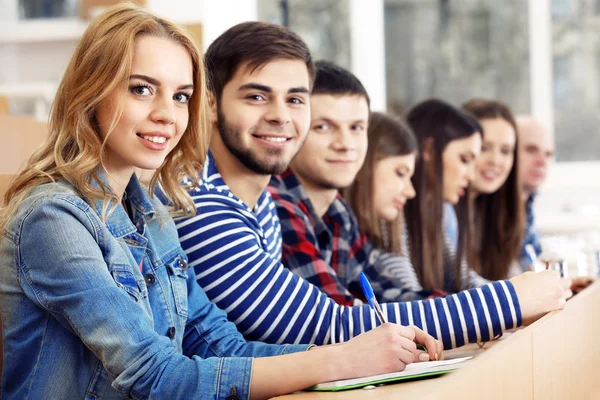 Skupina studentů sedících ve třídě — Stock fotografie