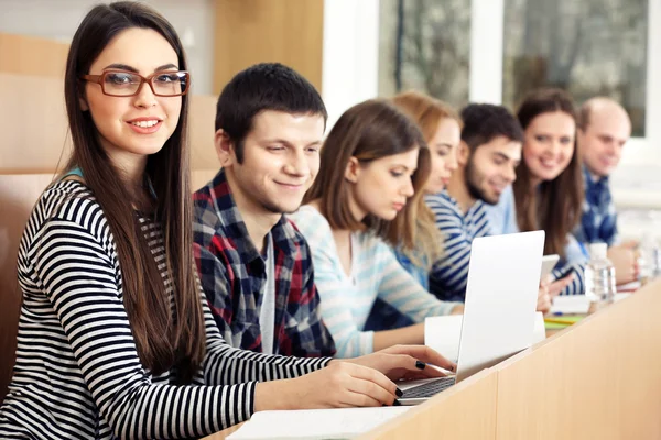 Grupp elever med prylar i klassrummet — Stockfoto