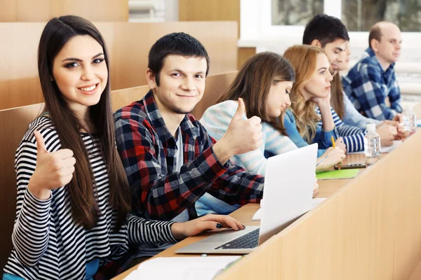 Gruppe von Studenten, die Geräte im Klassenzimmer benutzen — Stockfoto