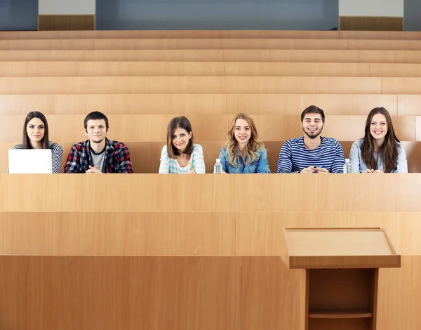 Groupe d'étudiants assis dans la salle de classe — Photo