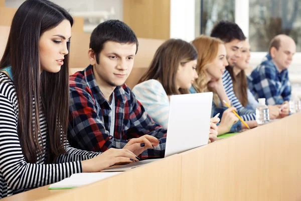 Grupo de estudiantes que utilizan aparatos en el aula — Foto de Stock