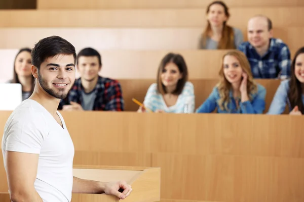 Groupe d'étudiants assis en salle de classe et conférencier écoutant — Photo