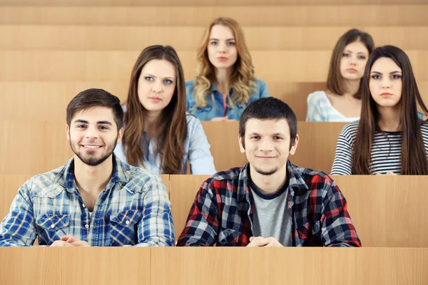Groupe d'étudiants assis dans la salle de classe — Photo