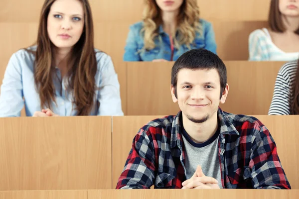 Группа студентов, сидящих в классе — стоковое фото