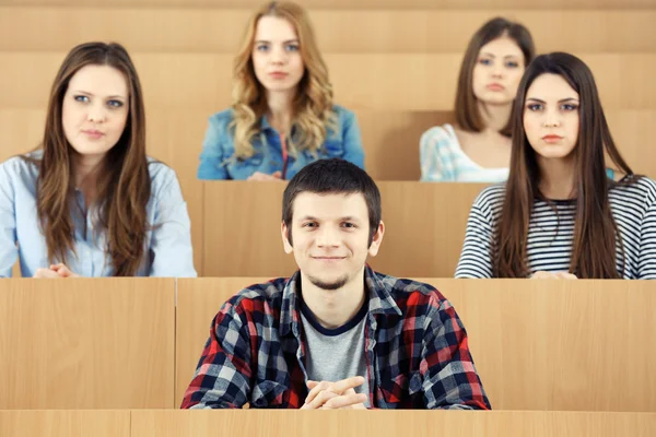 Skupina studentů sedících ve třídě — Stock fotografie