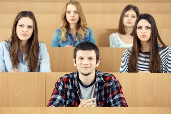 Groupe d'étudiants assis dans la salle de classe — Photo