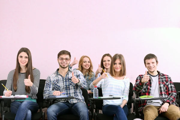 Grupo de estudiantes sentados en el aula — Foto de Stock