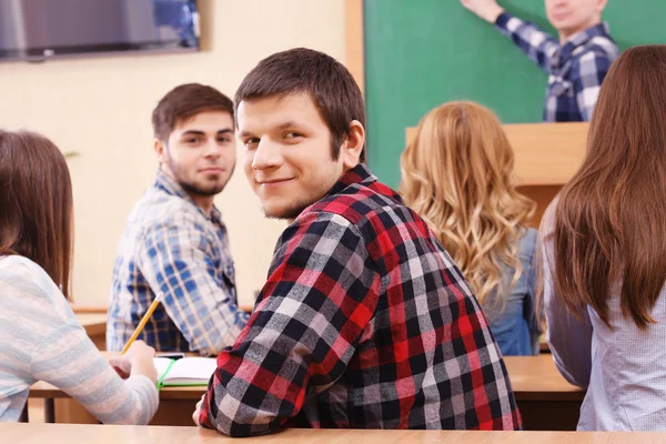 Gruppo di studenti seduti in aula e insegnante di ascolto — Foto Stock