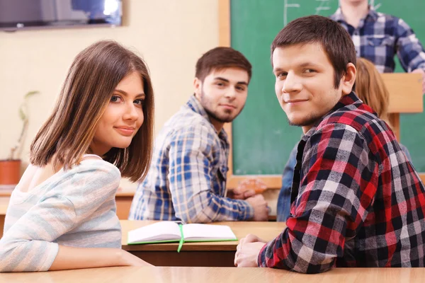 Grupo de estudiantes sentados en el aula — Foto de Stock